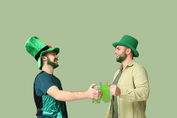 Yeşil Sakallı Cüce Şapkalı Genç Adamlar Yeşil Arka Planda Bira — Stok fotoğraf