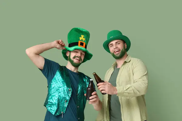 Yeşil Sakallı Cüce Şapkalı Genç Adamlar Yeşil Arka Planda Bira — Stok fotoğraf