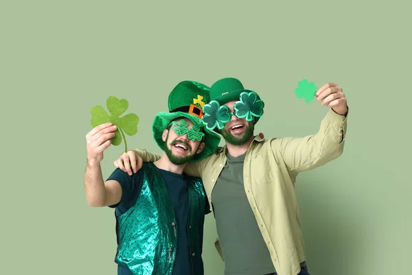 Leprikon Şapkalı Yeşil Sakallı Yeşil Gözlükler Takmış Yeşil Arka Planda — Stok fotoğraf
