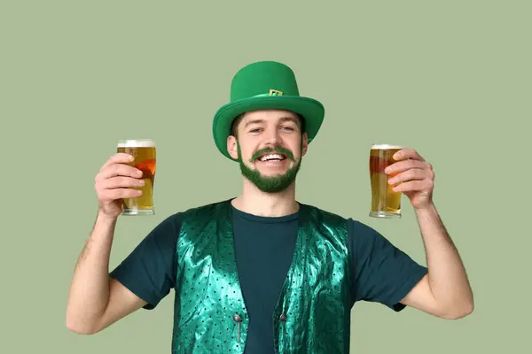 Yeşil Sakallı Yeşil Cüce Şapkalı Genç Adam Yeşil Arka Planda — Stok fotoğraf
