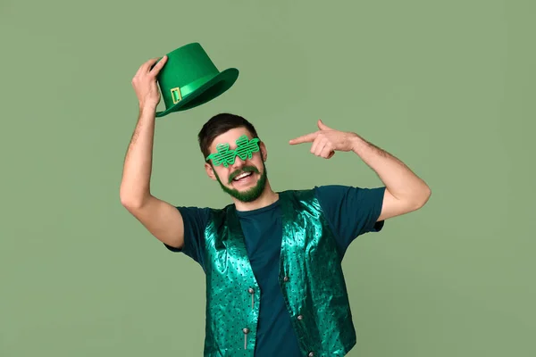 Yeşil Sakallı Genç Adam Yeşil Arka Planda Leprikon Şapkalı Yonca — Stok fotoğraf