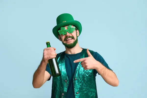 Leprikon Şapkalı Yonca Şeklinde Dekoratif Gözlüklü Yeşil Sakallı Genç Adam — Stok fotoğraf
