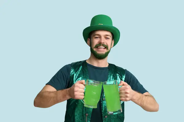 Yeşil Sakallı Cüce Şapkalı Genç Adam Mavi Arka Planda Bira — Stok fotoğraf