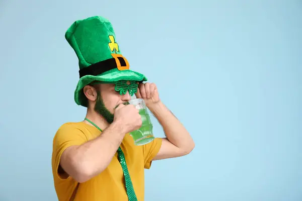 Leprikon Şapkalı Yeşil Sakallı Yonca Şeklinde Dekoratif Gözlüklü Genç Adam — Stok fotoğraf