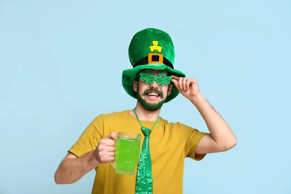 Leprikon Şapkalı Yeşil Sakallı Mavi Arka Planda Bira Bardağı Tutan — Stok fotoğraf