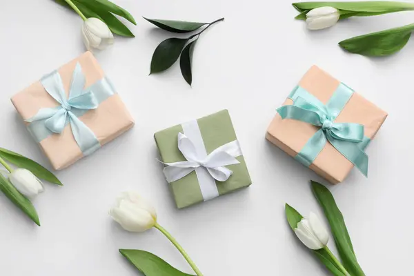 Coffrets Cadeaux Avec Belles Tulipes Feuilles Sur Fond Blanc Journée — Photo