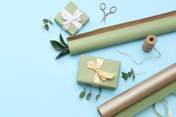 Geschenkschachteln Mit Geschenkpapier Und Blättern Auf Blauem Hintergrund Internationaler Frauentag — Stockfoto