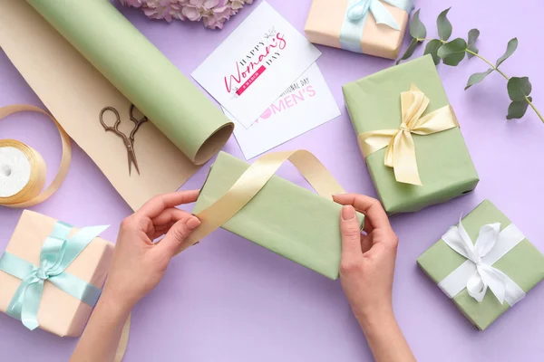 Weibliche Hände Mit Geschenkschachteln Karten Und Geschenkpapier Auf Lila Hintergrund — Stockfoto