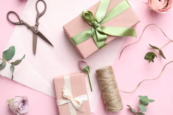 Geschenkschachteln Mit Geschenkpapier Und Schönen Rosen Auf Rosa Hintergrund Internationaler — Stockfoto