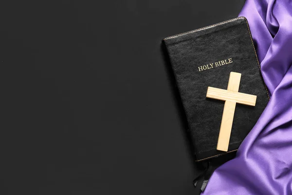黒い背景に聖書と紫の布と木の十字架 グッドフライデーのコンセプト — ストック写真