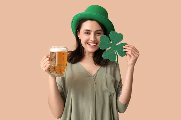 Mujer Joven Feliz Sombrero Duende Con Vaso Cerveza Trébol Sobre — Foto de Stock