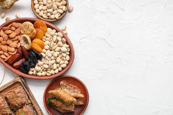 Hafif arkaplan üzerine geleneksel Doğu tatlıları içeren tabaklar