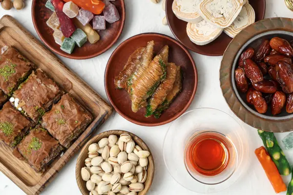 Kompozycja Tradycyjnymi Wschodnimi Słodyczami Herbatą Dla Ramadanu Jasnym Tle — Zdjęcie stockowe