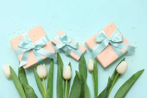 Coffrets Cadeaux Belles Tulipes Blanches Sur Fond Bleu Journée Internationale — Photo