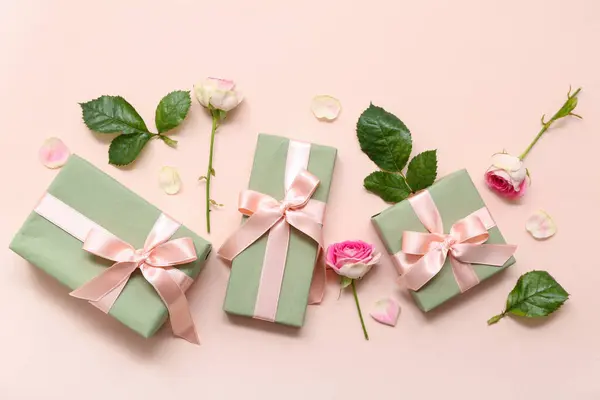 Des Coffrets Cadeaux Verts Belles Roses Sur Fond Rose Journée — Photo