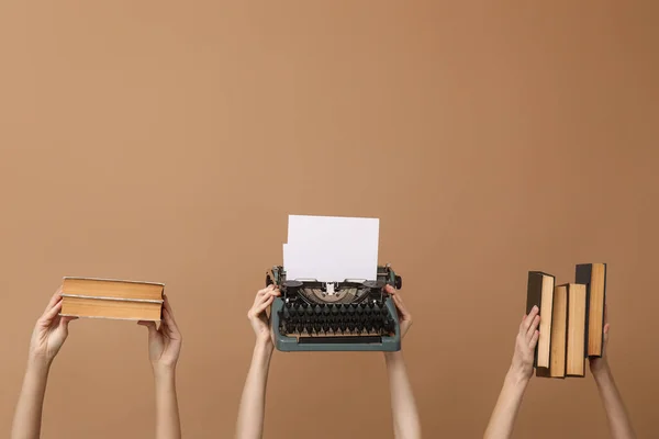 Women Vintage Typewriter Books Brown Background — Stock Photo, Image