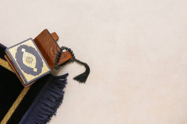 Beyaz grunge arka planda Ramazan için dua boncukları ve Kuran ile Rehal