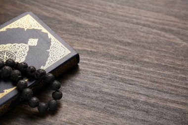 Ahşap arka planda Ramazan için Kur 'an ve tespih