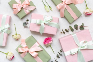 İçinde güzel güller ve beyaz arka planda okaliptüsler olan hediye kutuları. Uluslararası Kadınlar Günü