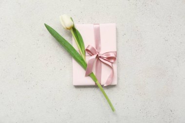 Hediye kutusu ve beyaz arka planda güzel bir lale. Uluslararası Kadınlar Günü