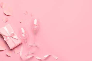 Pembe arka planda Sevgililer Günü kutlaması için hediye kutusu, kağıt kalp ve gözlüklü kompozisyon
