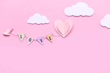 Pembe arka planda Sevgililer Günü kutlaması için aşk ve kağıt dekor içeren kompozisyon