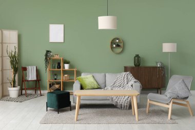 Şık oturma odasının içinde kanepe, masa ve puf