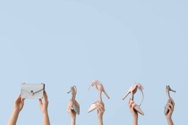 Şık topuklu ve parlak arka planlı kadınlar.