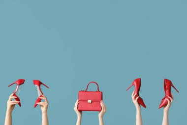 Kırmızı topuklu ve mavi çantalı kadınlar