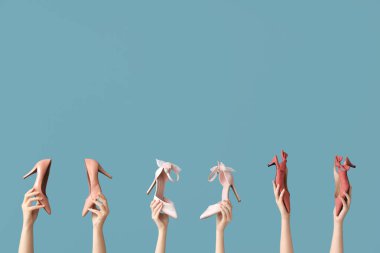 Mavi arka planda şık ayakkabılı kadınlar