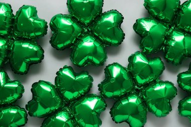 Gri arka planda yonca şeklinde balonlar. Aziz Patrick Günü kutlaması