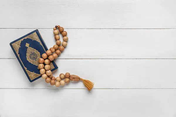 Korany Paciorki Modlitewne Dla Ramadanu Białym Drewnianym Tle — Zdjęcie stockowe