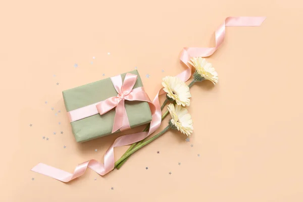 礼品盒上有美丽的芙蓉花和米色背景的丝带 国际妇女日 — 图库照片