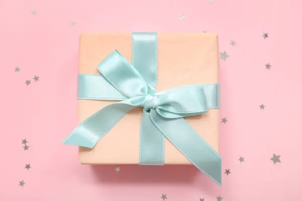 粉红背景的礼品盒和糖果 国际妇女日 — 图库照片