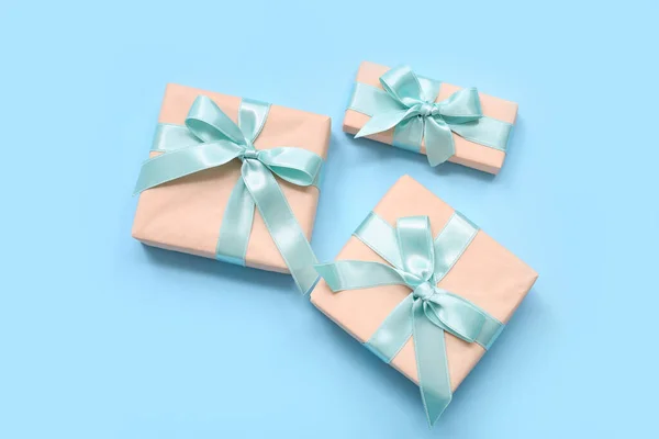 蓝色背景的礼品盒国际妇女日 — 图库照片