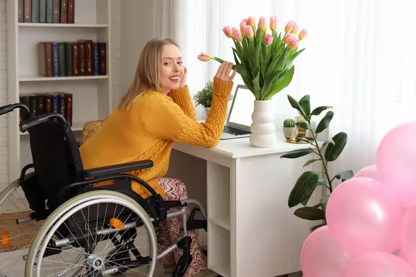 집에서 테이블에 휠체어에 여성의 — 스톡 사진