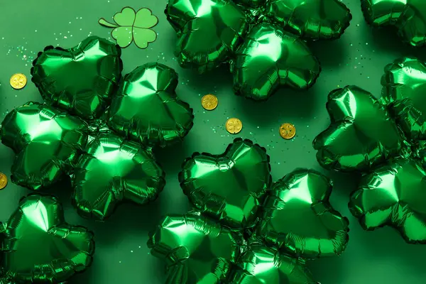 緑色の背景にクローバーとコインの形をした風船 聖パトリックの日のお祝い — ストック写真