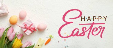 Paskalya bayrağını hediyelerle, yumurtalarla ve lalelerle dolu hafif arka planda