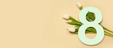 Şekil 8 ve bej arkaplanda güzel laleler yazı için yer var. Uluslararası Kadınlar Günü