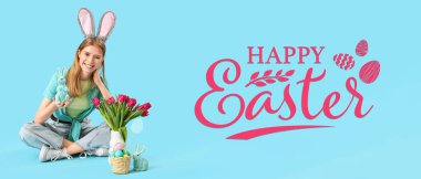 Paskalya bayrağı ve açık mavi arka planda şenlik süsleri. 