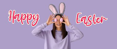 Paskalya bayrağı. Leylak arka planda boyalı yumurtalar tutan komik genç bir kadın.