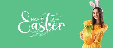 Yeşil arka planda Paskalya hediyesini tutan genç bir bayanla pankart 