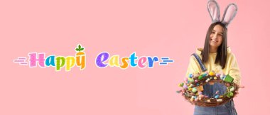 Paskalya çelengini pembe arka planda tutan genç bir bayanla pankart. 