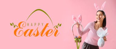 Paskalya sepeti ve pembe arka planda hediyeler taşıyan genç bir kadınla pankart. 