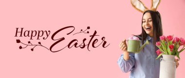 Paskalya yumurtaları, sulama kutusu ve pembe arka planda çiçekleri olan genç bir kadın. Bayram bayrağı