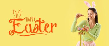 Sarı arka planda Paskalya sepeti tutan genç bir kadınla pankart. 