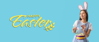 Açık mavi arka planda Paskalya sepeti tutan genç bir kadınla pankart. 