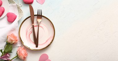Sevgililer Günü için açık grunge arkaplanlı ve metin için yeri olan güzel masa ayarları