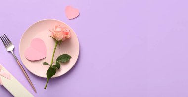 Sevgililer Günü yemeği için güzel bir masa, eflatun arka planda mesaj için yer var.