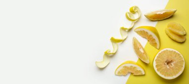 Olgun kesim pomelo ve ışık arkaplan üzerinde kabuk metin, üst görünüm için boşluk